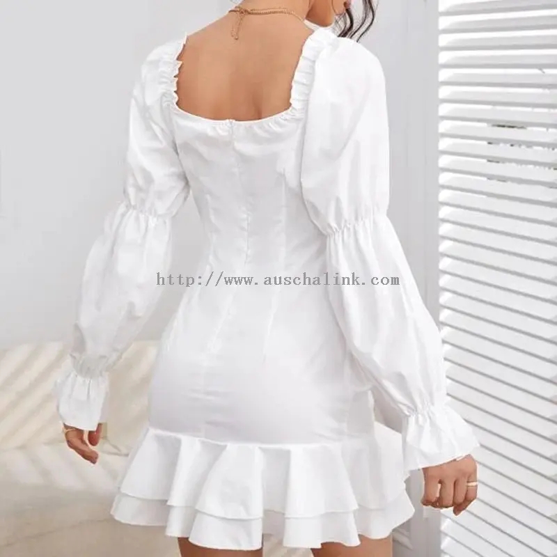 Biała bawełniana mini sukienka z falbaną, kwadratowym dekoltem i bufiastymi rękawami (1)