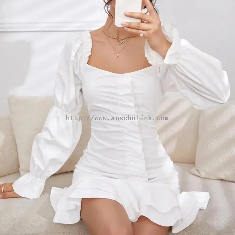 Biała bawełniana mini sukienka z falbaną, kwadratowym dekoltem i bufiastymi rękawami (3)