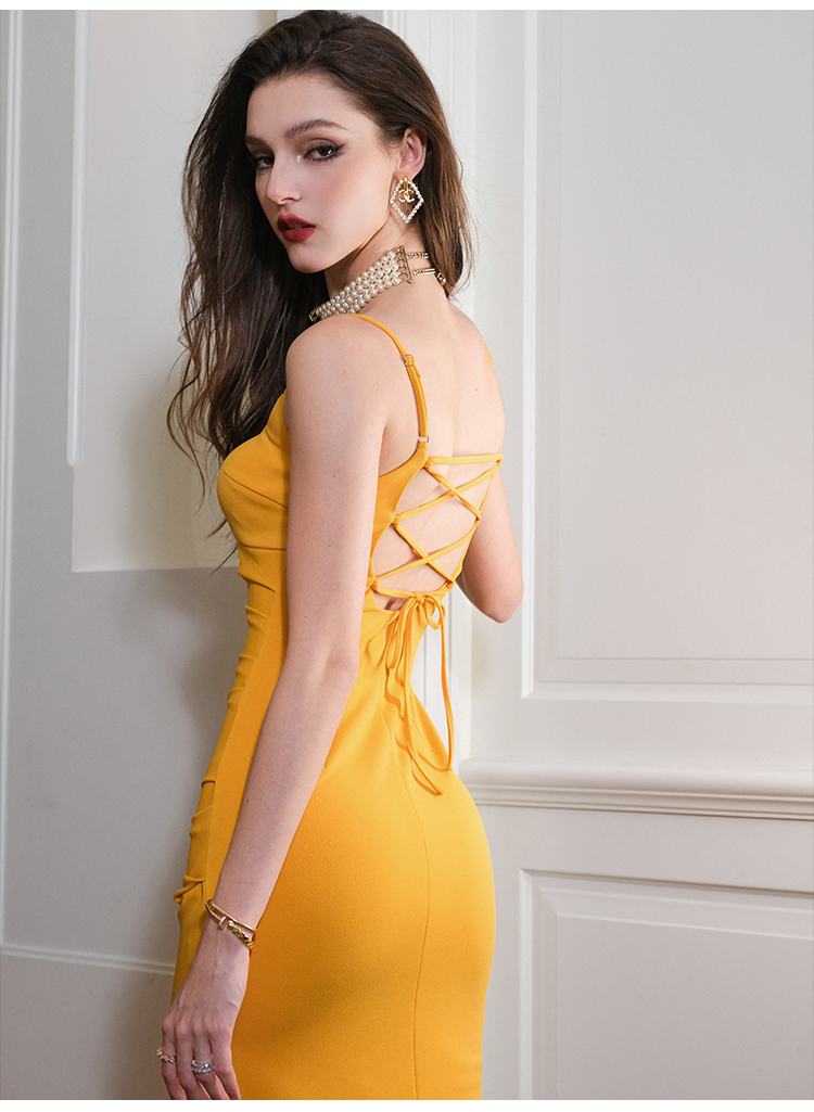 Žluté ohlávkové šaty s rozparkem na zádech (8)