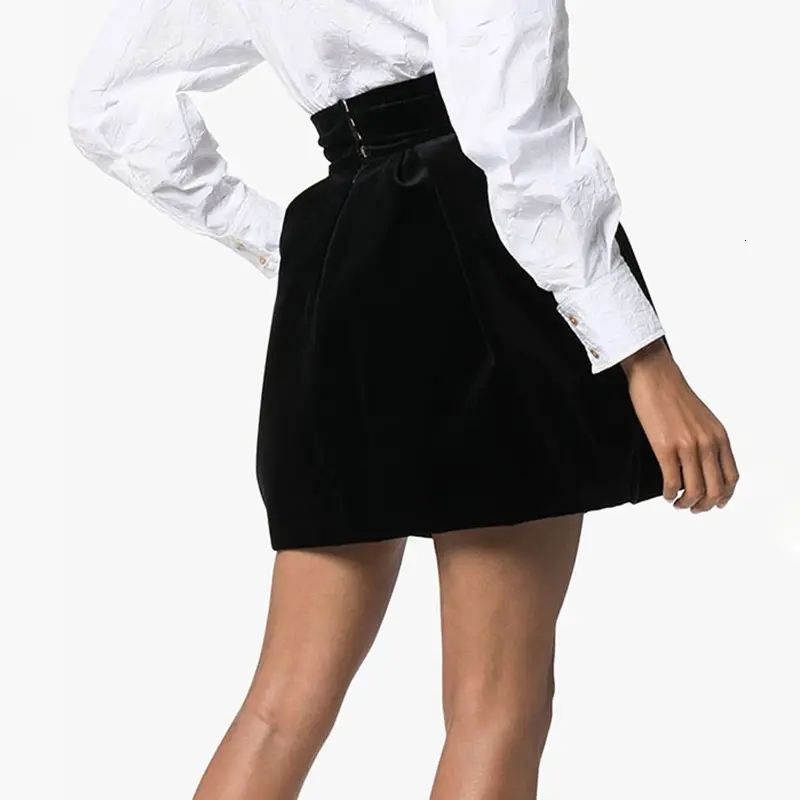 Roupas do início do outono: do preto e branco ao minimalismo, a combinação de cores preto e branco nunca é um clássico desatualizado, não sei o que vestir, preto e branco nunca vai dar errado.Camisa curta + meia saia é uma colocação convencional, mas o design de sentido completo de design de camisa + cinto pequeno pacote Fanny faz toda a sensação de moda, com um par de botas de cachimbo de cor contrastante, textura cerosa macia de couro de vaca, elegante e elegante, a cor geral ecoa entre si, temperamento doce e legal!.webp