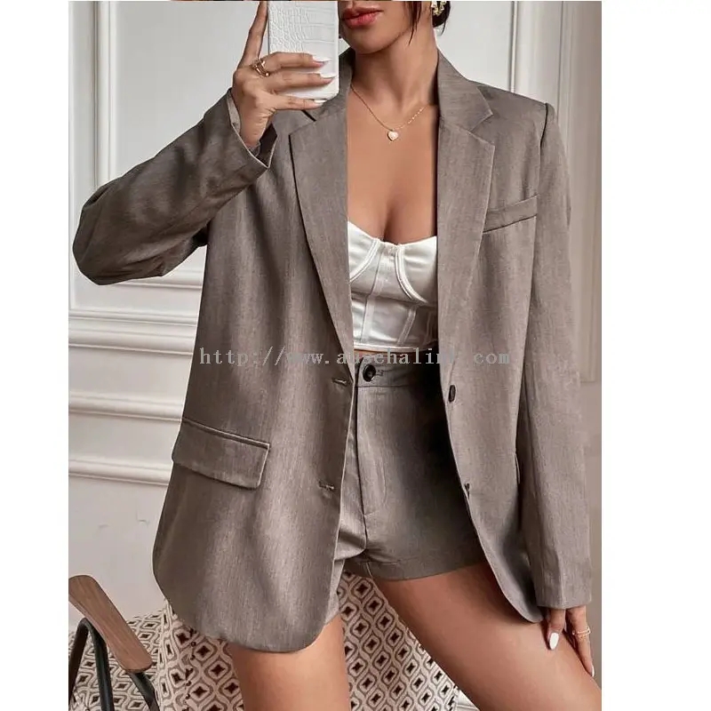 Ntọala Blazer maka ụmụ nwanyị